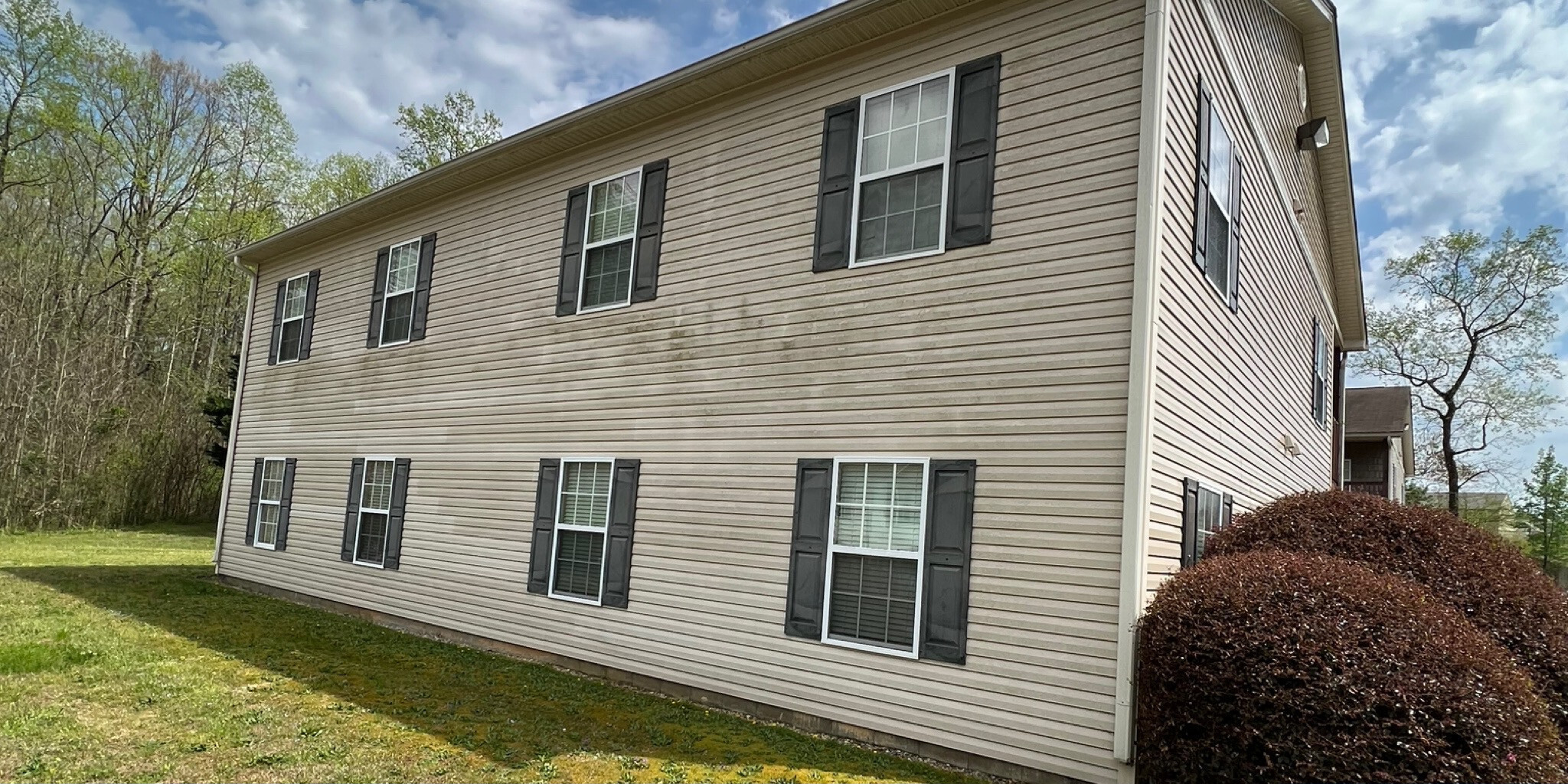 House siding with algae and grime before house washing in Jefferson Georgia