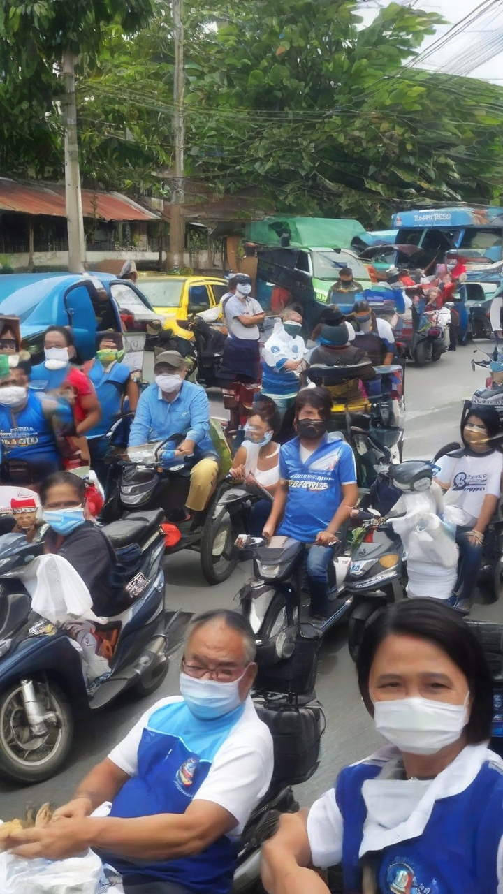 Malolos distributes P3,000 fuel aid to tricycle drivers