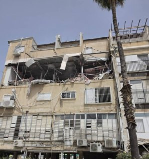 قناة ريشت كان العبرية: أضرار في مبنى بمدينة بني براك...