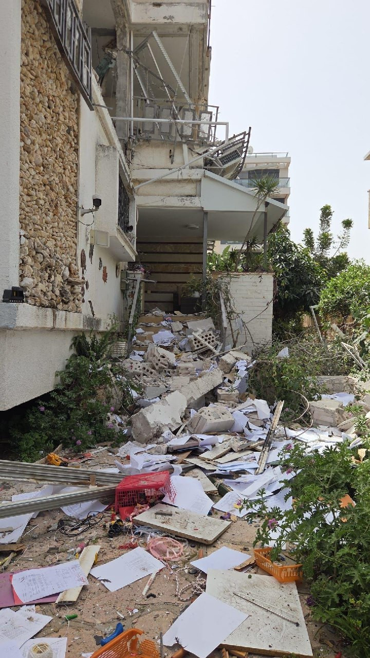 صورة أخرى لموقع سقوط شظية صاروخية متفجرة في تل أبيب الكبرى خلال القصف الإيراني قبل قليل....