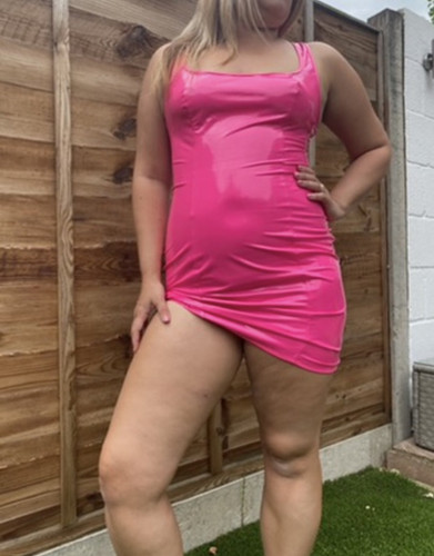 Sexy tabulose Gummi-latexhure Janine sarmiento rosa latexkleid wartet im puff auf Kunden 🥵💦🕳️  Mi.jpg