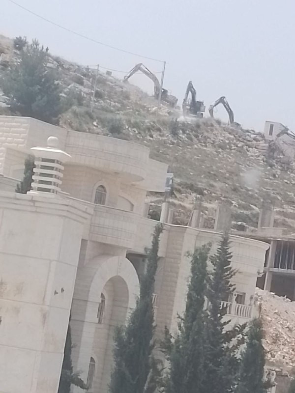 عمليات تجريف ينفذها جيش الاحتلال في أراضي بلدة الولجة غرب بيت لحم....