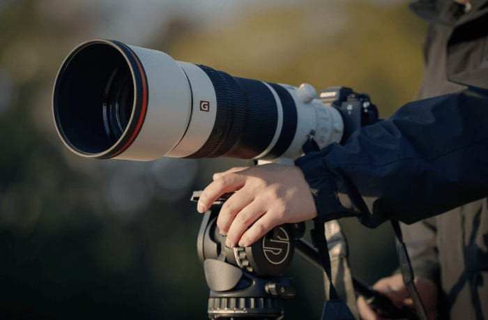 Ống kính Sony FE 100-400mm F4.5 GM OSS gắn trên thân máy ảnh