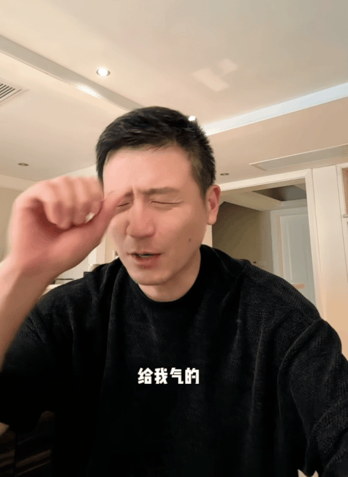 0062BoZOgy1id77ryoxn9g30k00rge83.gif