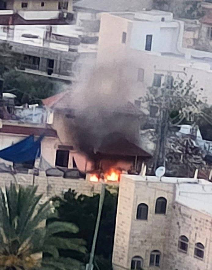 جنود الاحتلال يحرقون منزلاً جديداً على أطراف مخيم جنين....
