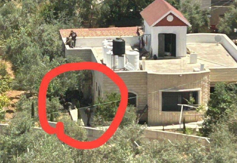 صورة| قوات الاحتلال تستمر باحتجاز عشرات المواطنين في منزل بقرية المزرعة الغربية غرب رام الله....