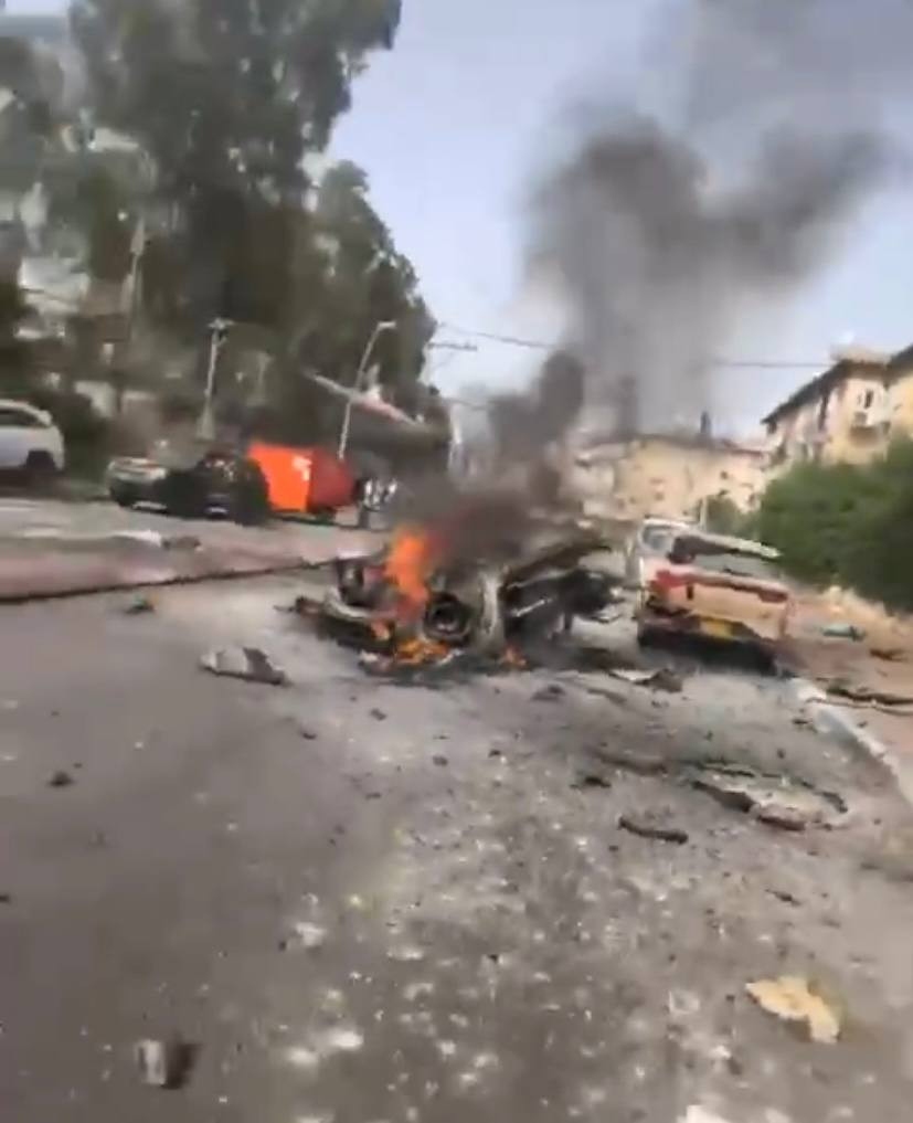 إذاعة الجيش الإسرائيلي: أحد الرؤوس العنقودية في الرشقة الإيرانية السابقة نحو تل أبيب انفجر في موقف للسيارات قرب مقر وزارة الجيش "الكرياه" بتل أبيب وتس...