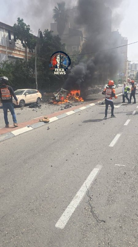 اشتعال النيران في مركبة عقب سقوط شظايا عنقودية من صاروخ إنشطاري في حي رامات جان وسط إسرائيل....