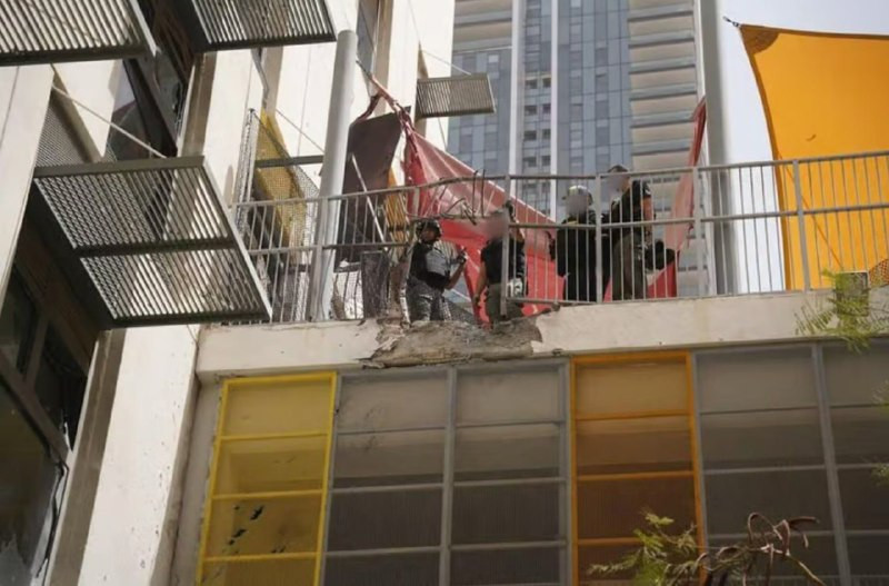 توثيقات أولى تسمح الرقابة العسكرية الإسرائيلية بنشرها من سقوط القذائف الإيرانية هذا الصباح في محيط مقرّ هيئة أركان الجيش الإسرائيلي ووزارة الأمن في تل...