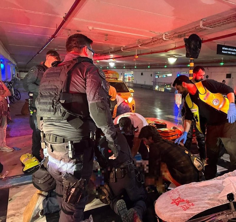 وسائل إعلام عبرية: صورة توثق محاولة إنعاش مستوطن بعد إصابته؛ جراء تدافع في تل أبيب أثناء التوجه إلى الملاجئ بعد تفعيل صافرات الإنذار، مساء اليوم....