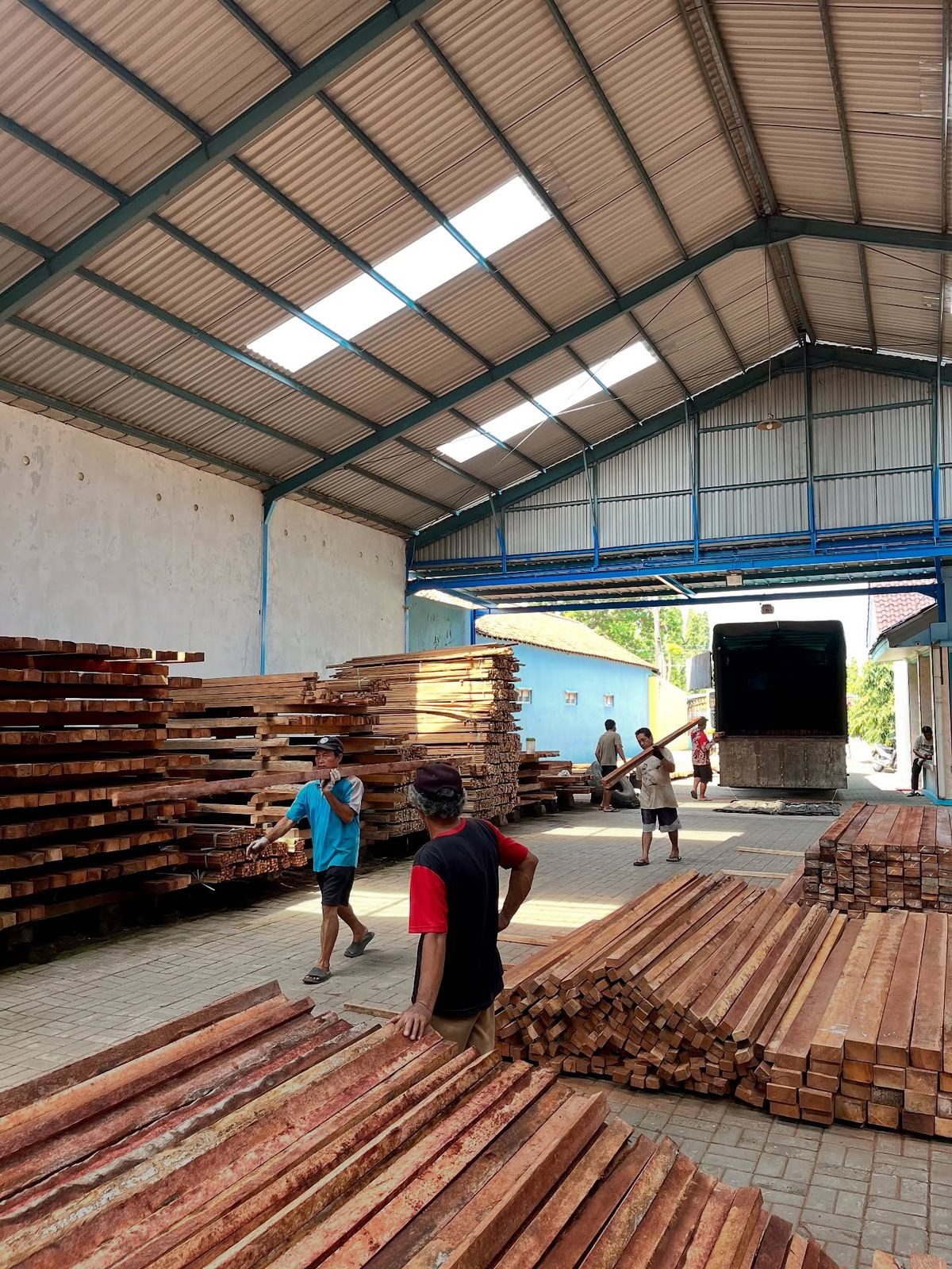 Optimalisasi Bisnis Pabrik Kayu Gresik dan Kalimantan
