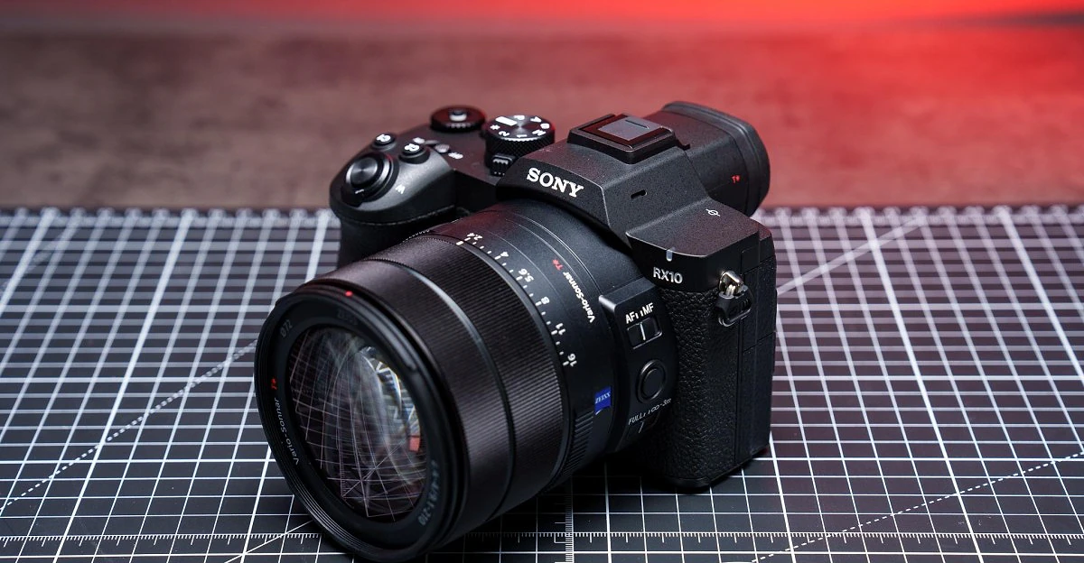 Sony RX10 V trở lại: Superzoom đẳng cấp, cảm biến Stacked 30fps - Hình 1
