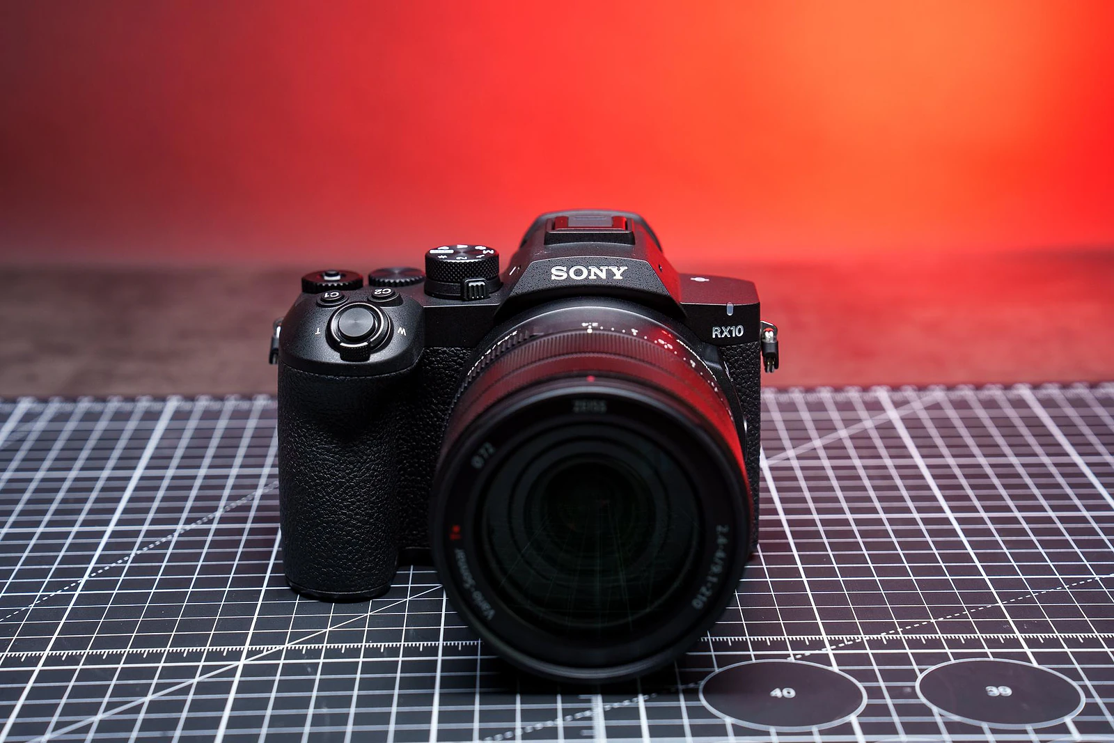 <em>It really does look like a Sony Alpha from the front.</em>