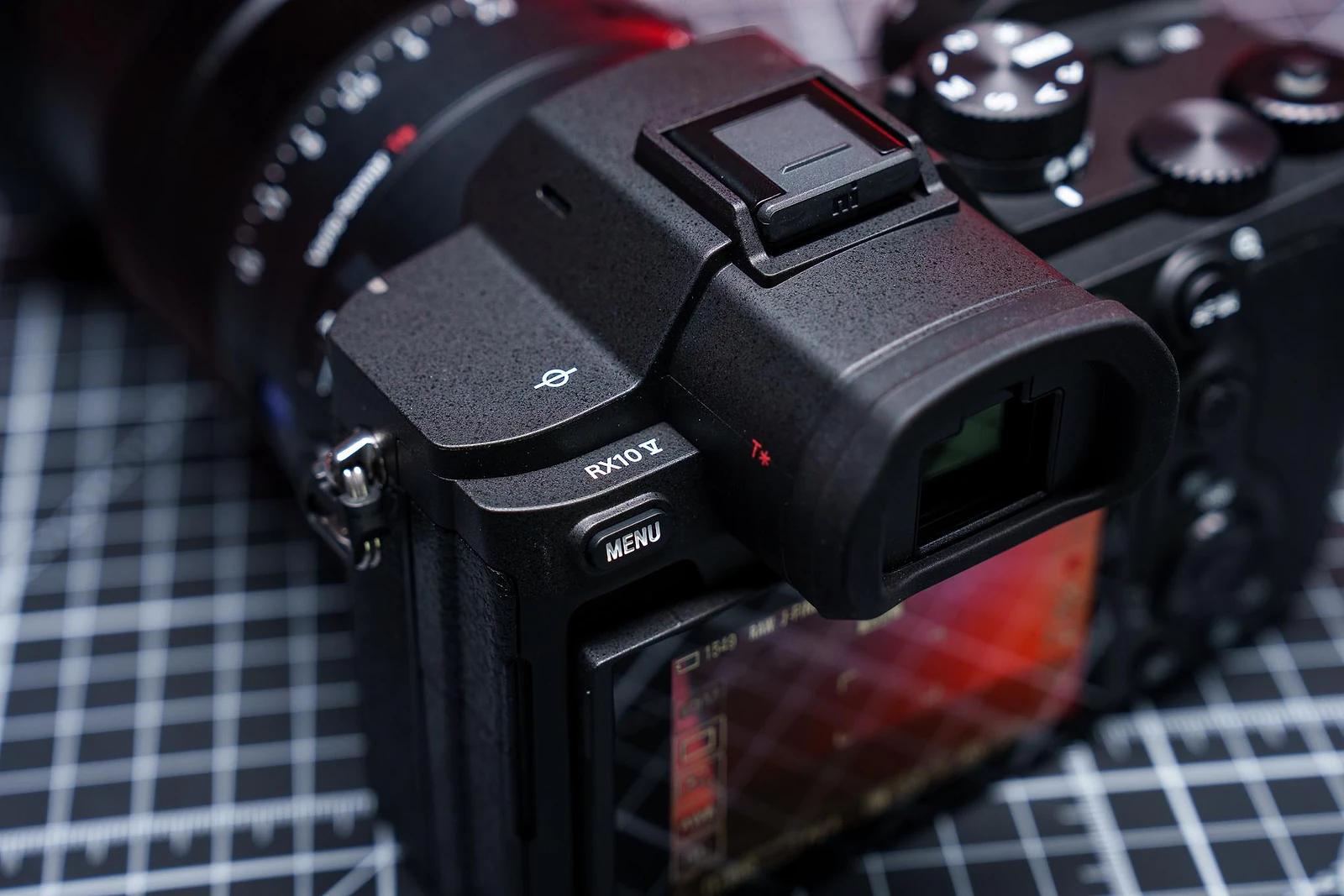 <em>Also just like a Sony A7, there’s unused space on the left side of the EVF hump.</em>