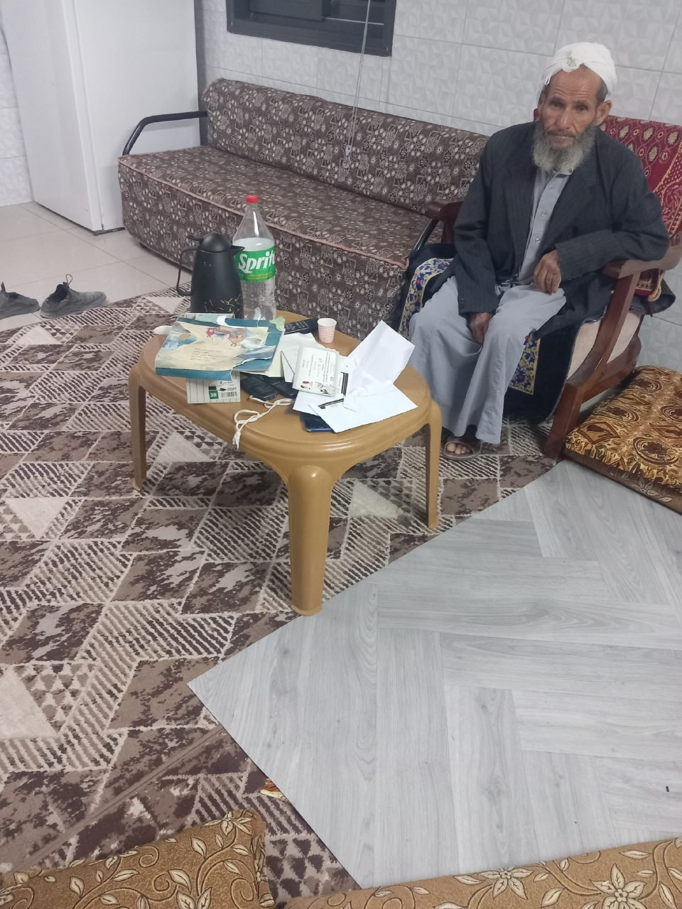 قوة من جيش الاحتلال تقتحم منزل عائلة الفلسطيني إبراهيم إسماعيل الجبور بمنطقة المزرعة في يطا جنوب الخليل، وعاثوا خرابا وهددوا العائلة بالاعتقال وهدم مس...