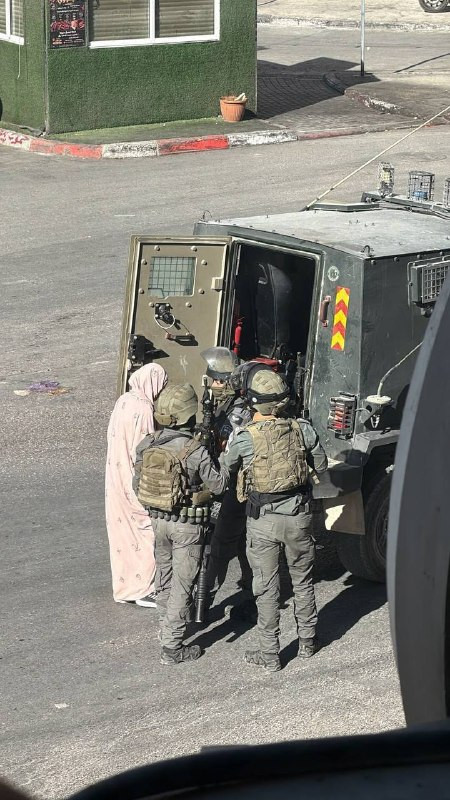 صورة| قوات الاحتلال تحتجز شاباً وشابة خلال اقتحام بلدة كفر عقب، شمال القدس المحتلة....