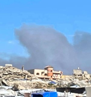 صورة| جيش الاحتلال يحرق منازل المواطنين في المناطق الشرقية لمخيم جباليا وتل الزعتر شمالي قطاع غزة...