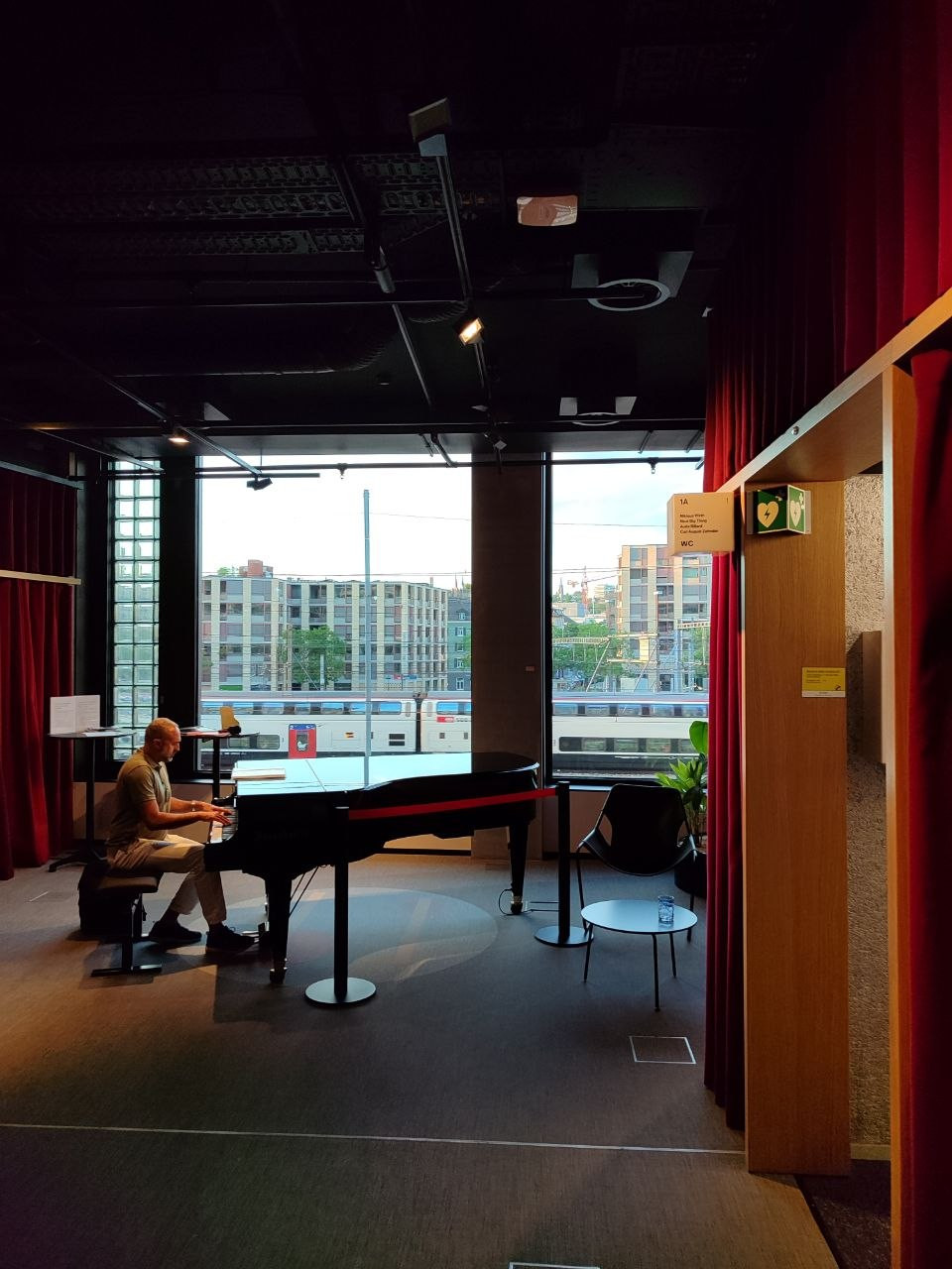 Рояль у venue