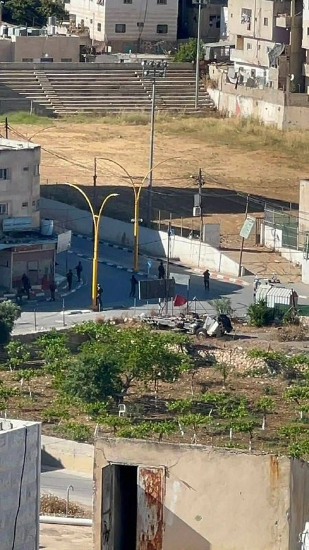 صورة | قوات الاحتلال تحتجز سكان العمارة السكنية داخل شقة واحدة بعد إخراجهم من منازلهم في مخيم الفوار....