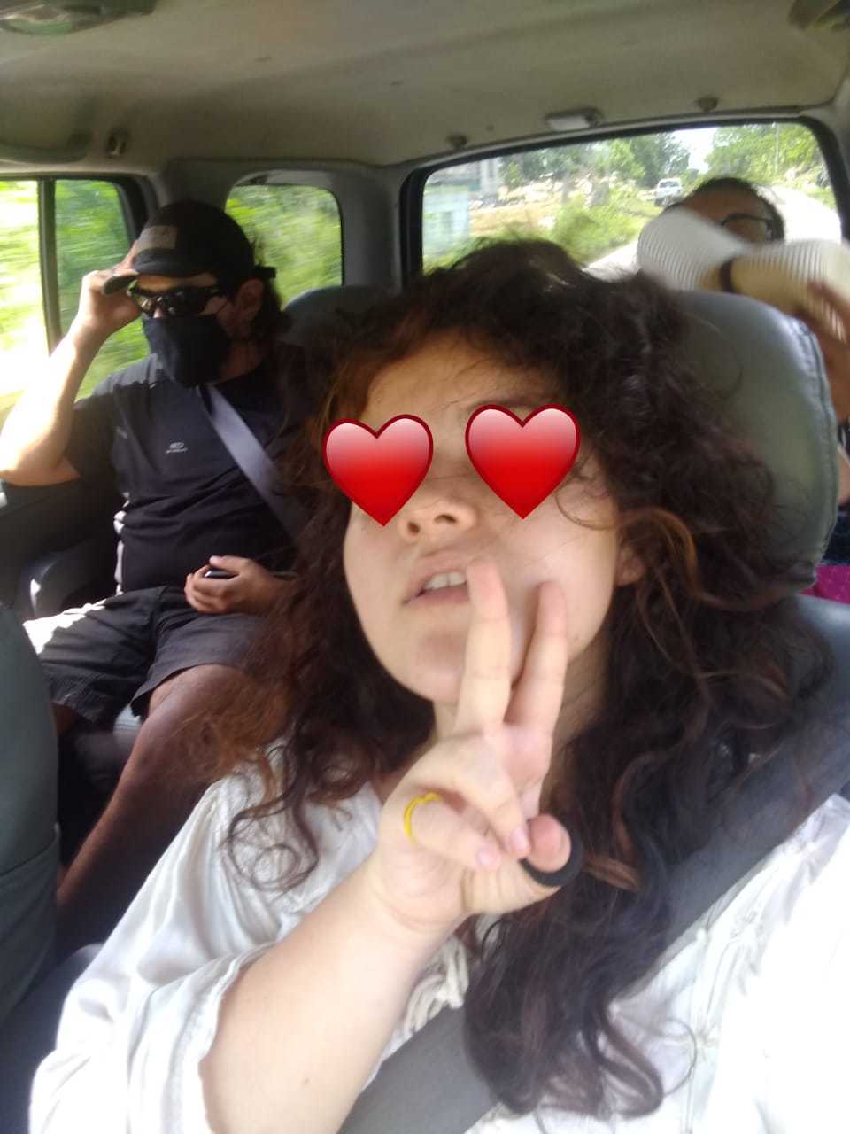Diana tomándonos una selfie en el interior de una camioneta, yo en la parte de atrás, miro distraído por la ventana.