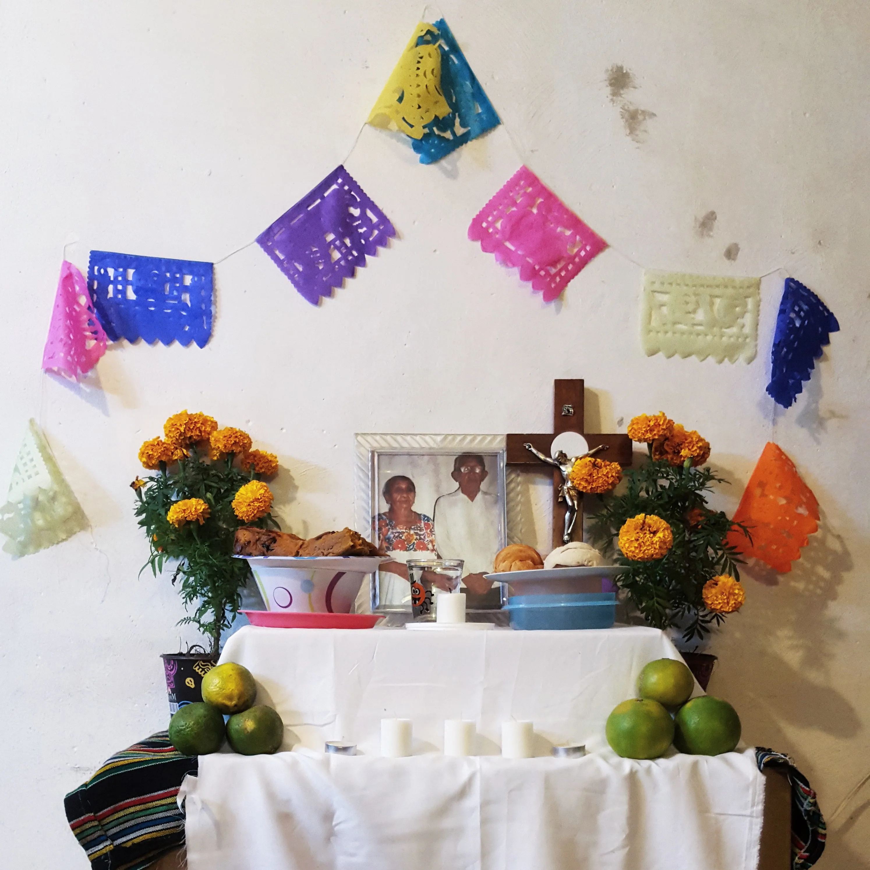 Pequeño altar de día de muertos con fotografía de mis abuelos paternos.