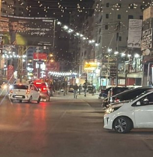 قوات الاحتلال تطلق قنابل الغاز والصوت خلال اقتحام بلدة كفر عقب، شمال القدس المحتلة....