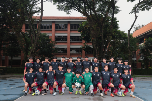 Varsity boys soccer team pic.png