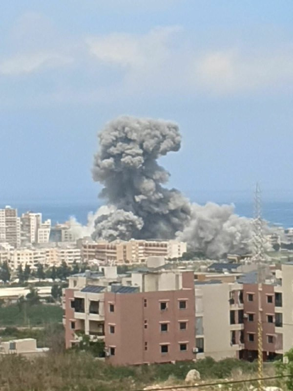 صورة| طيران الاحتلال يشن غارات على مفرق معركة في بلدة صور جنوب لبنان....