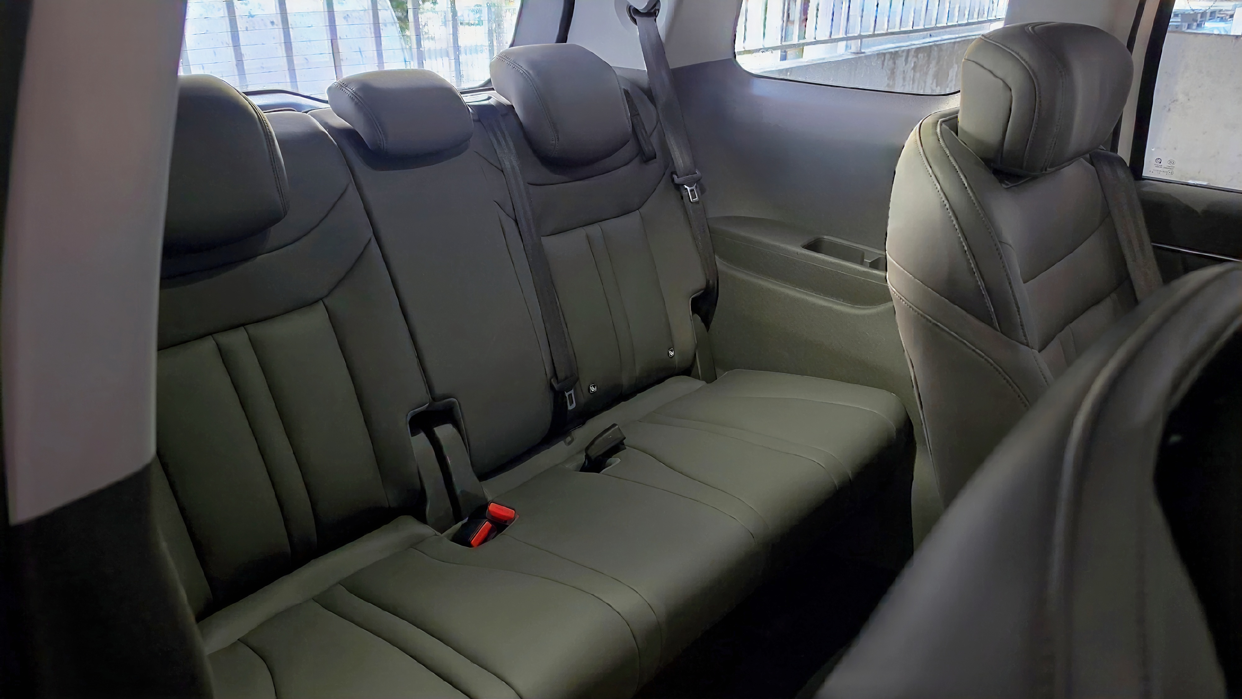 Maxus MIFA 7 Elite third-row and rear legroom