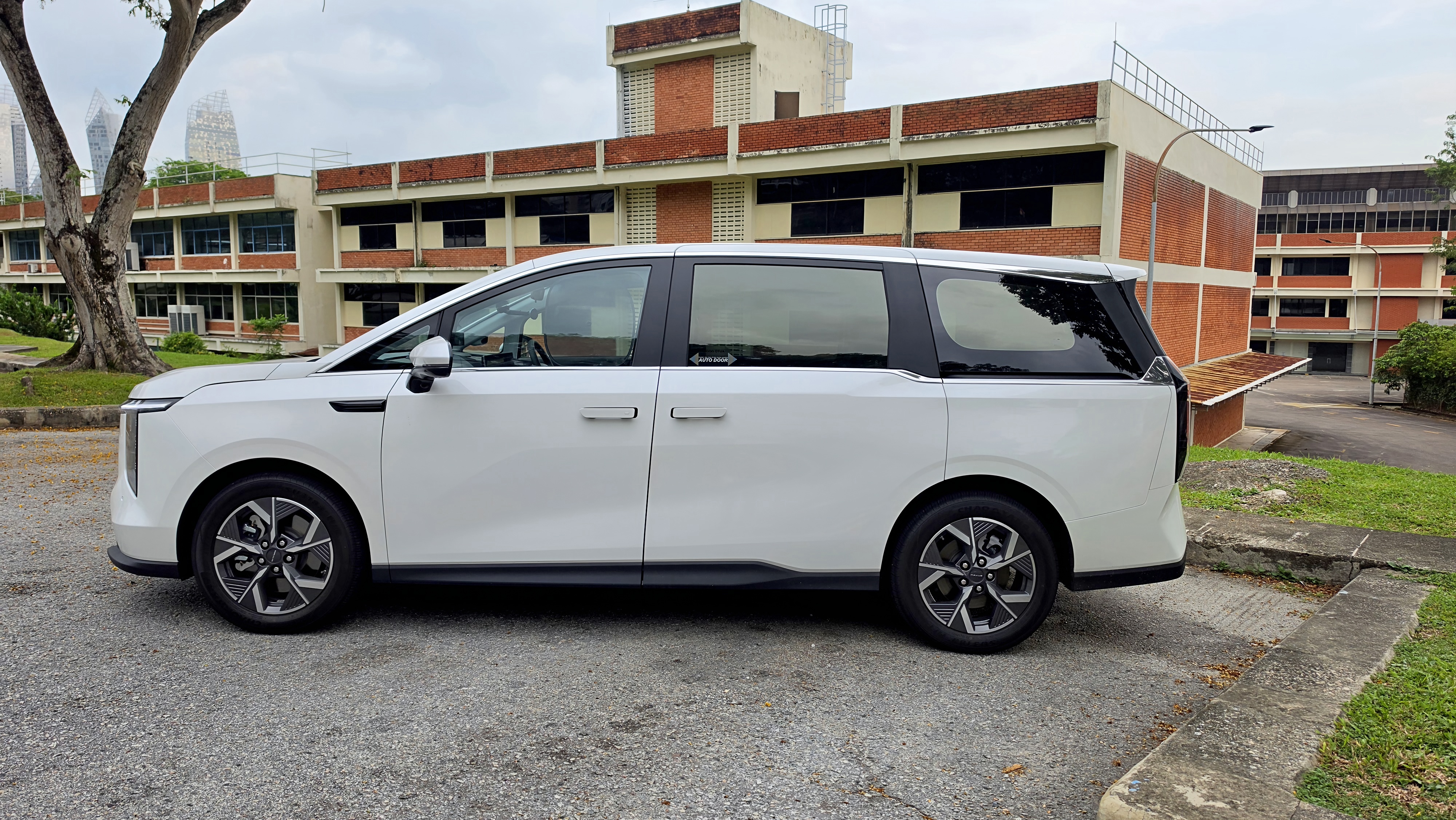 Maxus MIFA 7 Elite side profile