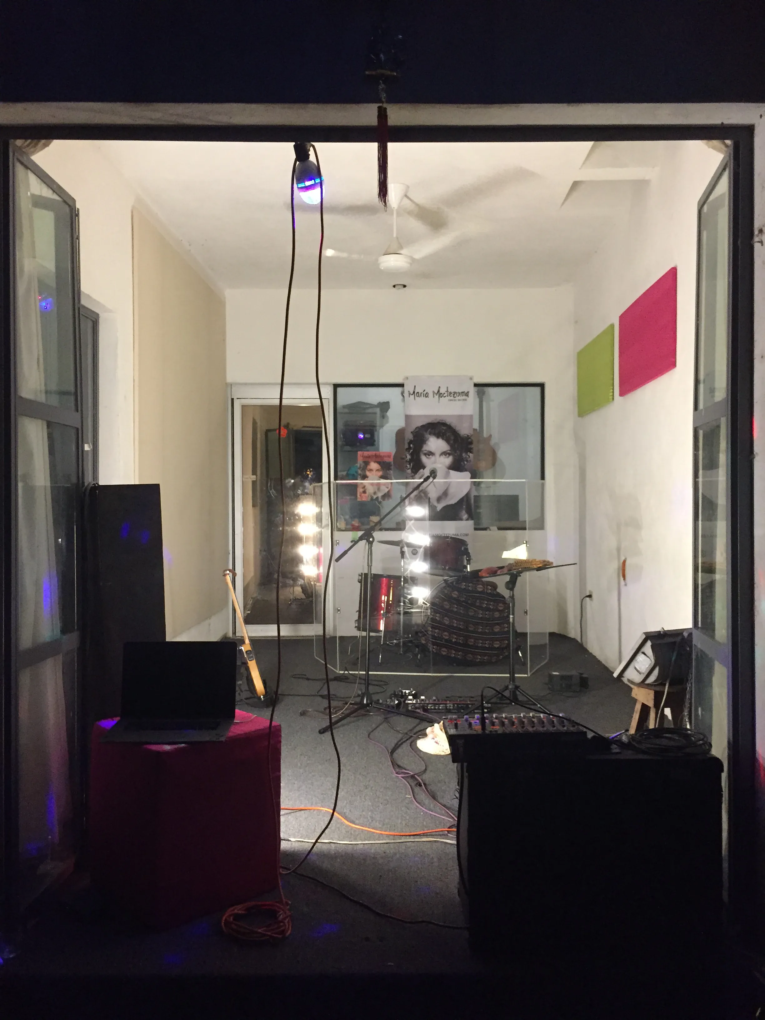 Vista del estudio de Maria Moctezuma, preparado para la transmisión en vivo