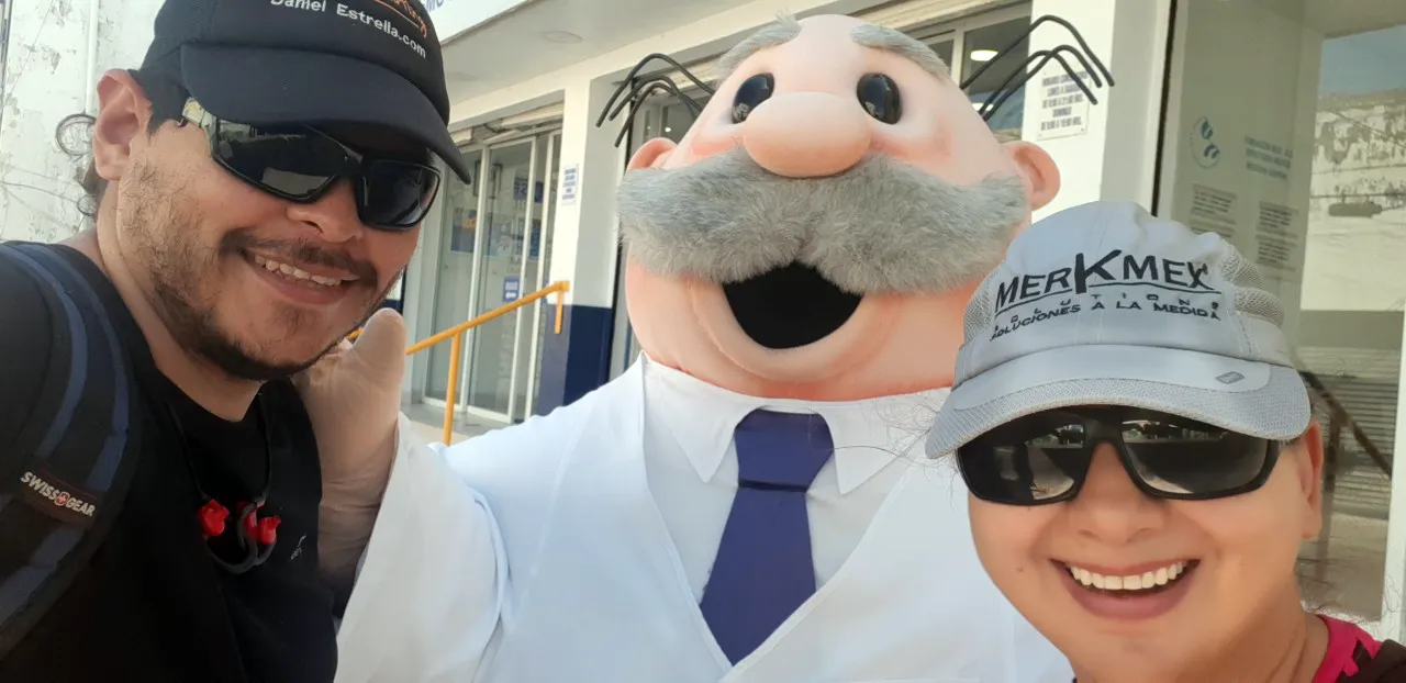 Selfie de Raquel y Daniel con una persona en la botarga del Dr. Simi