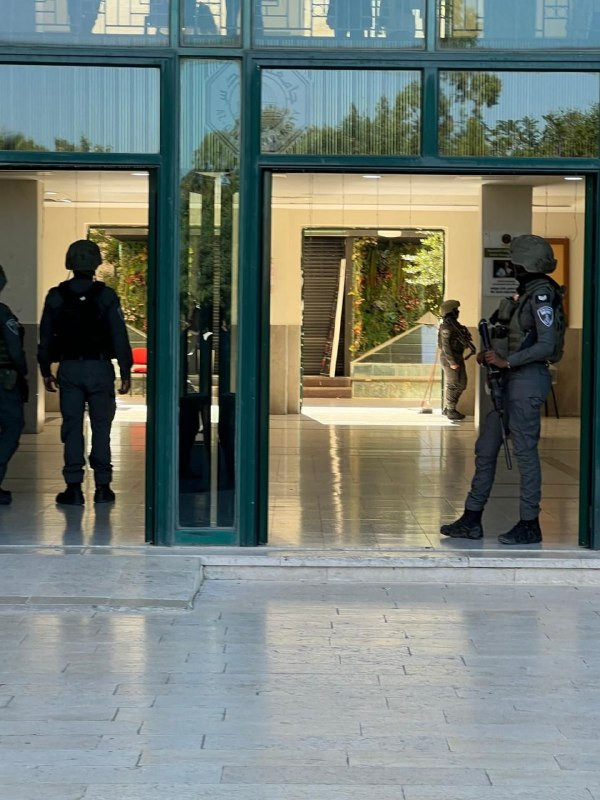 صور من اقتحام قوات الاحتلال حرم جامعة القدس في بلدة أبو ديس جنوب شرق القدس المحتلة، حيث أجرت تحقيقات ميدانية مع عدد من الطلبة داخل الجامعة صباح اليوم....