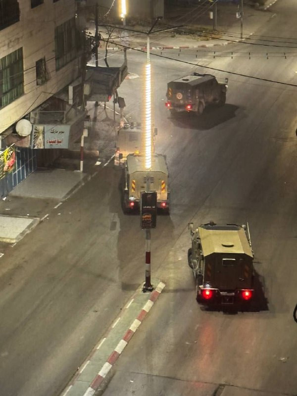 صورة | جانب من تمركز عدد من آليات جيش الاحتلال أمام مدخل قرية بلاطة البلد - شارع عمان شرق نابلس....