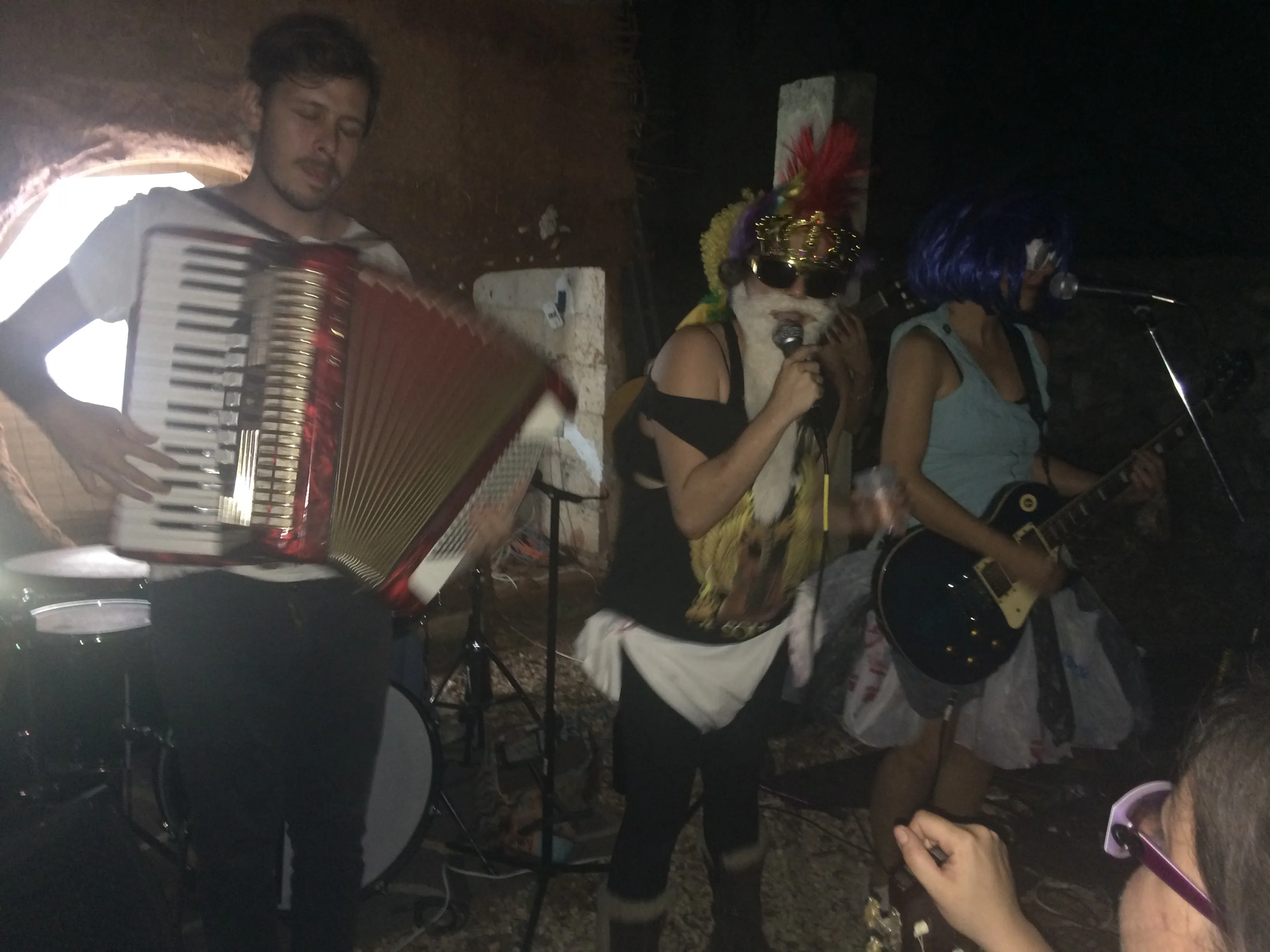 ¡Las madrinas y su invitado especial!