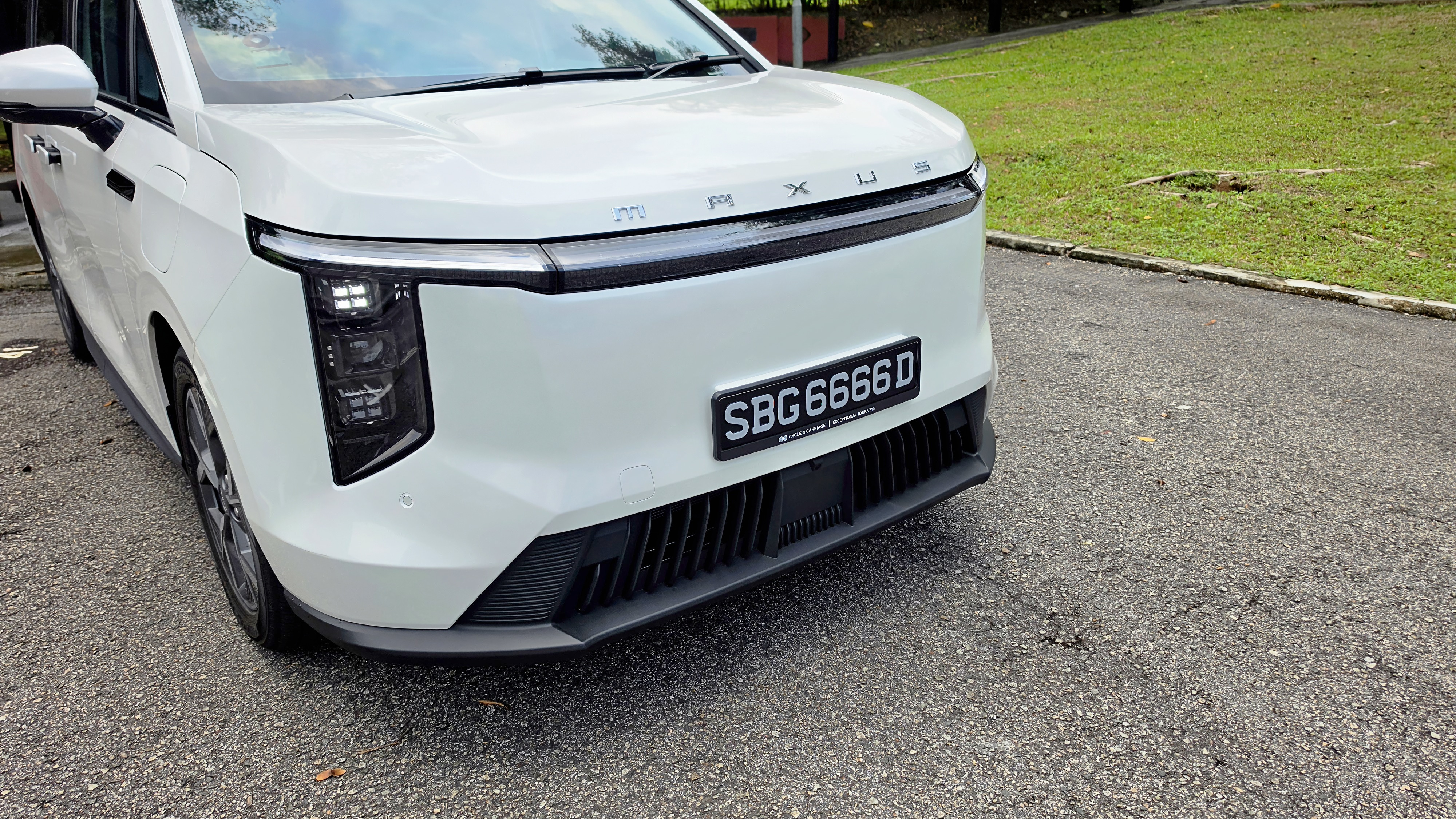Maxus MIFA 7 Elite front design