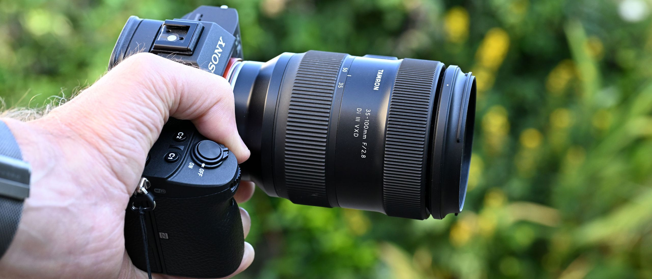 Đánh Giá Tamron 35-100mm f/2.8 Di III VXD: Ống Kính Lý Tưởng Cho Sự Kiện & Chân Dung - Hình 1