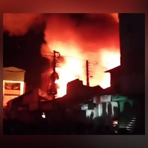 নেত্রকোণার বড়বাজারে ভয়াবহ আগুন, পুড়েছে কয়েকটি দোকান.jpg