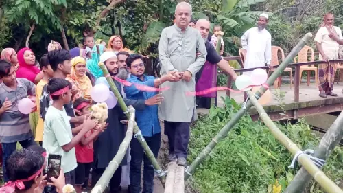 লাল ফিতা কেটে বাঁশের সাঁকো উদ্বোধন করলেন বিএনপি নেতা.webp