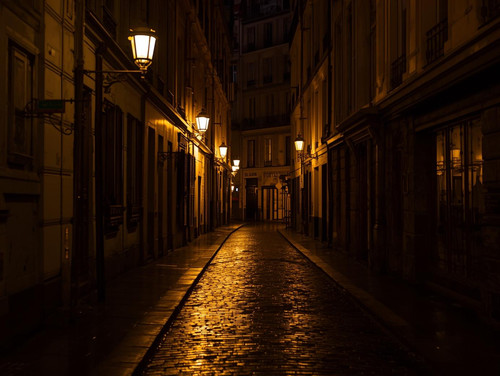 erstelle eine beleuchtete Gasse in Paris (1)