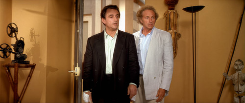 A gauche en sortant de l'ascenseur Налево от лифта.1988.DVD 4K slp iris1.mkv 20260808 040907.878.jpg