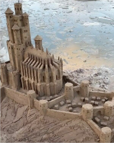 6762decbeddce meet leonardo ugolini the sand sculptor who turns fantasy into reality 13.jpg