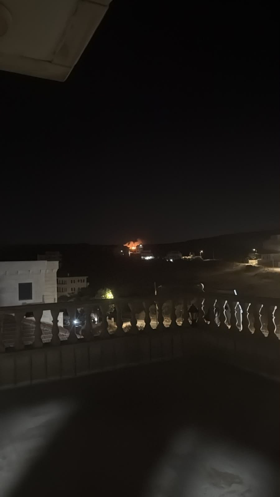 المستوطنون يضرمون النيران في أراض على أطراف قرية جلجليا، شمال رام الله....