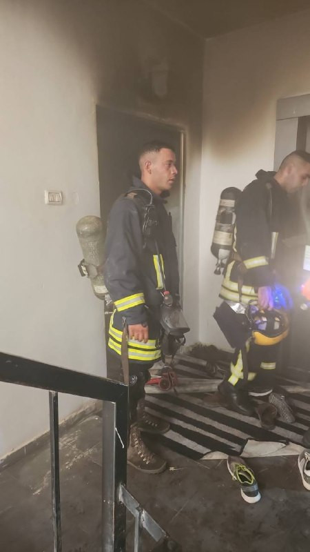 صورة | الدفاع المدني يخمد حريقًا اندلع في شقة بعمارة مكونة من 10 طوابق، ويخلّص طفلة أصيبت بالاختناق جراء استنشاق الدخان، حيث نُقلت إلى مركز طبي في رام...