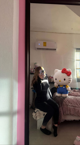Girl taking mirror selfie 2K 202606302351.jpg
