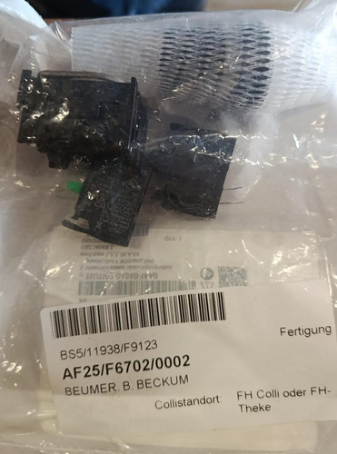 051 65698 Pushbutton 24V 22mm.jpg