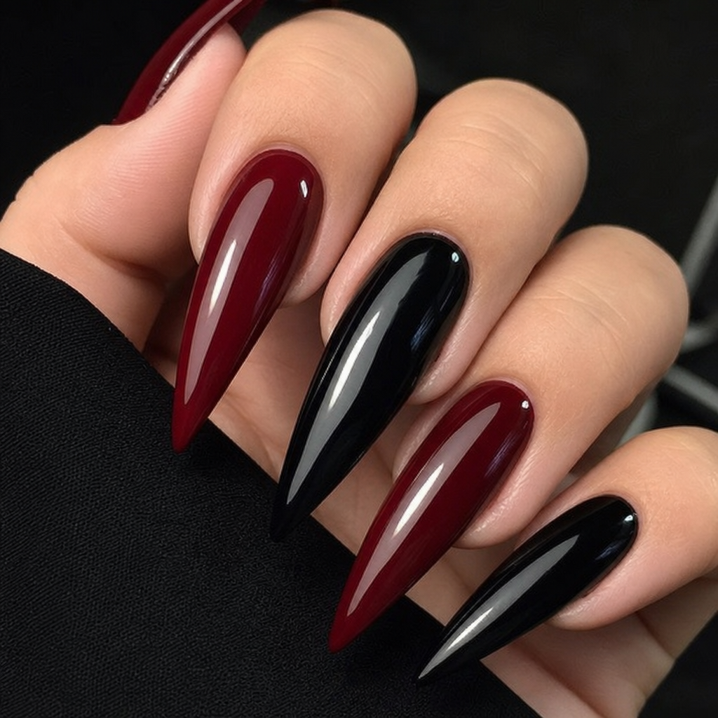 Nahaufnahme von eleganten Stiletto-Nägeln in dunkelrotem und schwarzem Lack