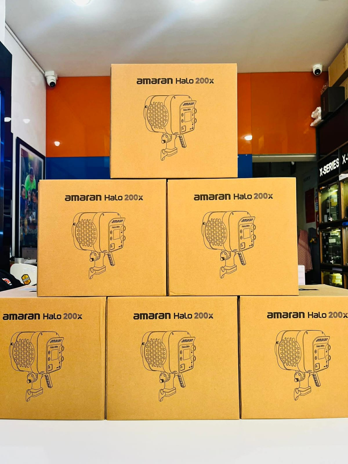 Đèn amaran Halo 60x hoặc 100x được cấp nguồn qua USB-C PD bằng sạc dự phòng