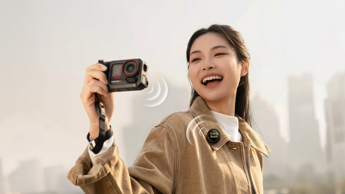 Insta360 Mic Pro với thiết kế nhỏ gọn, tích hợp màn hình E-Ink và hệ thống 3 micro tiên tiến.