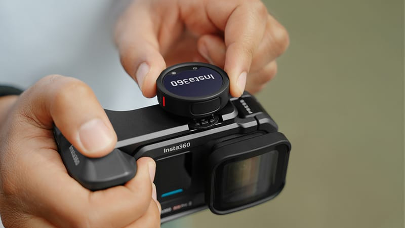 Người dùng gắn micro Insta360 Mic Pro lên áo để quay vlog, thể hiện khả năng cá nhân hóa thương hiệu.